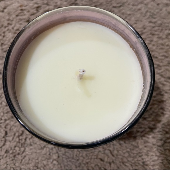 VICTORIA'S SECRET VELVET PETALS SCENTED GLASS JAR SINGLE WICK CANDLE 9oz. - Picture 3 of 5